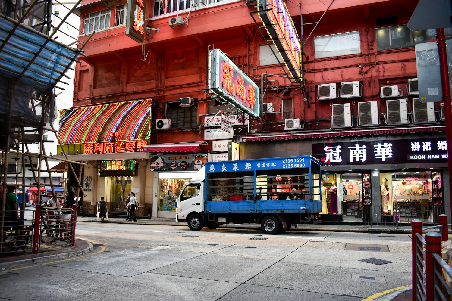 在都柏林市中心行走的妇女被卡车撞死
