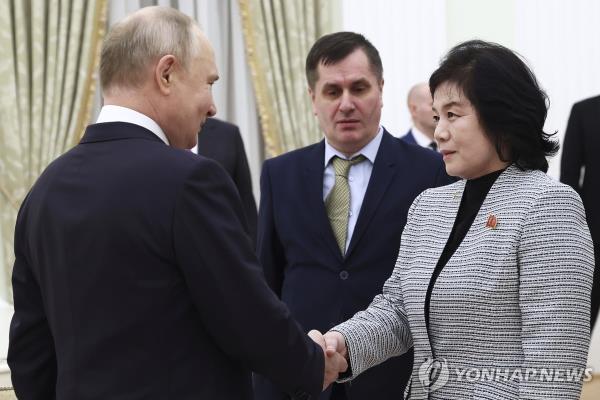 Russian President Vladimir Putin (L) greets North Korean Foreign Minister Choe Son-hui at the Kremlin in Moscow on Jan. 16, 2024, in this Kremlin pool photo by Sputnik via the Associated Press. (Yonhap)