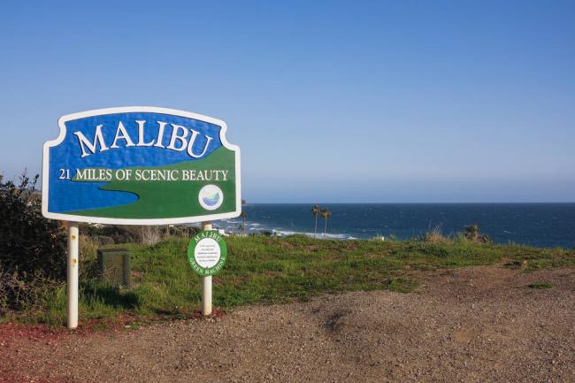 A Malibu sign with the ocean in the background. (Fumanyc / Shutterstock)