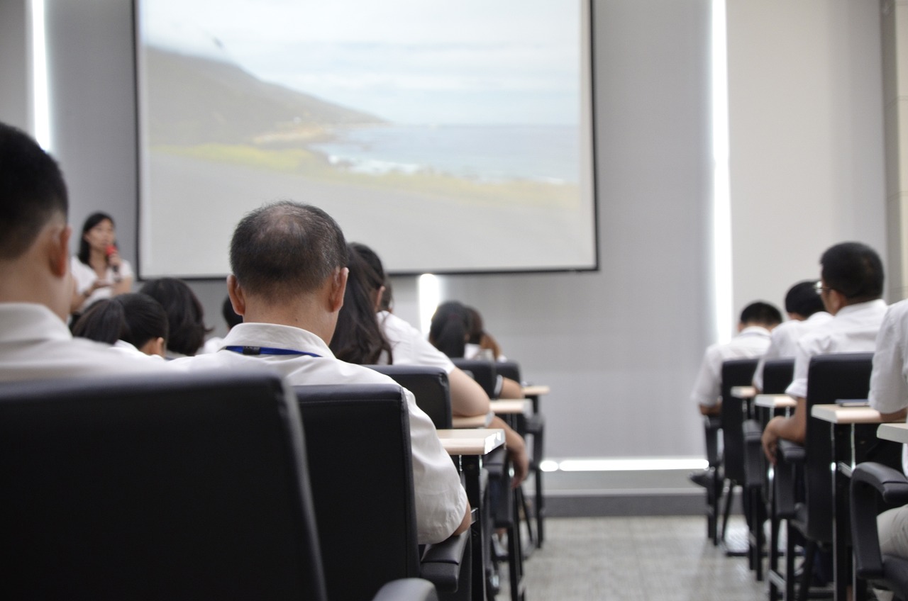 为了填补教师的空缺，社区大学提供新的学位