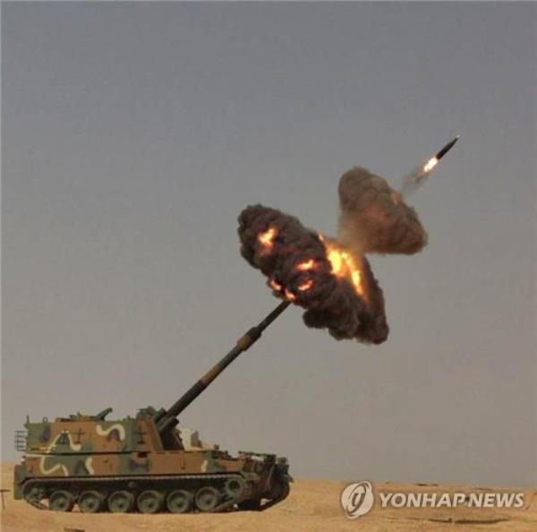 This undated file photo, provided by Poongsan, shows an extended-range shell being fired from a self-propelled howitzer. (PHOTO NOT FOR SALE) (Yonhap)