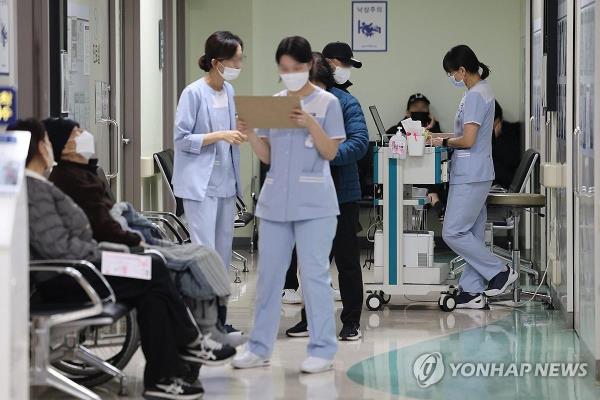 (2nd LD) Health ministry steps up warning against trainee doctors as Thursday deadline looms - 1