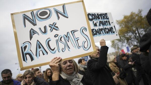 French politicians join march through Paris against antisemitism