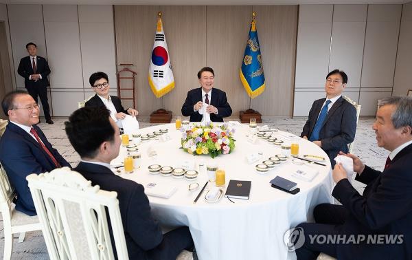 President Yoon Suk Yeol (C) talks with the leadership of the ruling People Power Party, including the party's interim leader Han Dong-hoon (2nd from L) and floor leader Yun Jae-ok (far L), during their luncheon meeting at the presidential office in Seoul on Jan. 29, 2024, in this photo provided by the presidential office. (PHOTO NOT FOR SALE) (Yonhap)