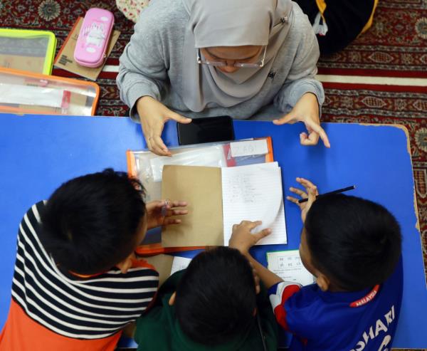 Buku Jalanan Chow Kit began as a non-governmental organisation in 2015 with a humble initiative to teach underprivileged children at various locations via a remote street library.