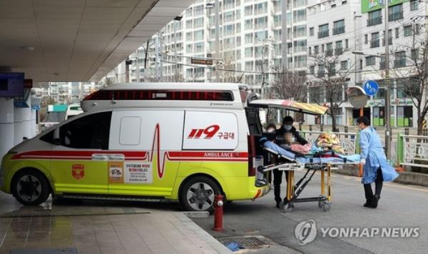 A patient is transported to an intensive care unit at a hospital in the central city of Daejeon on Feb. 24, 2024. (Yonhap)