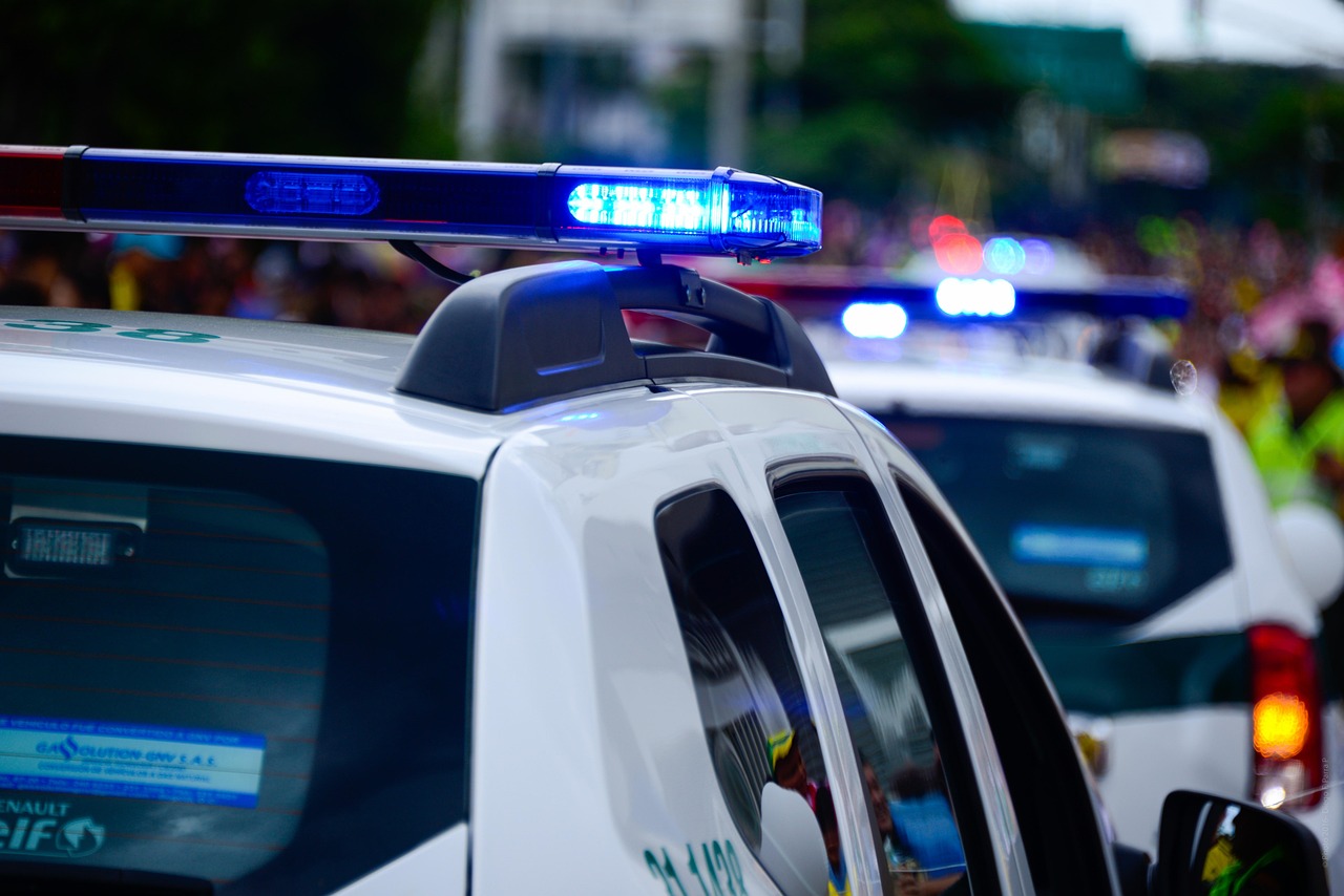 在都柏林，一辆巡逻车撞上一名男子(40岁)被捕，两名gardaí被送往医院