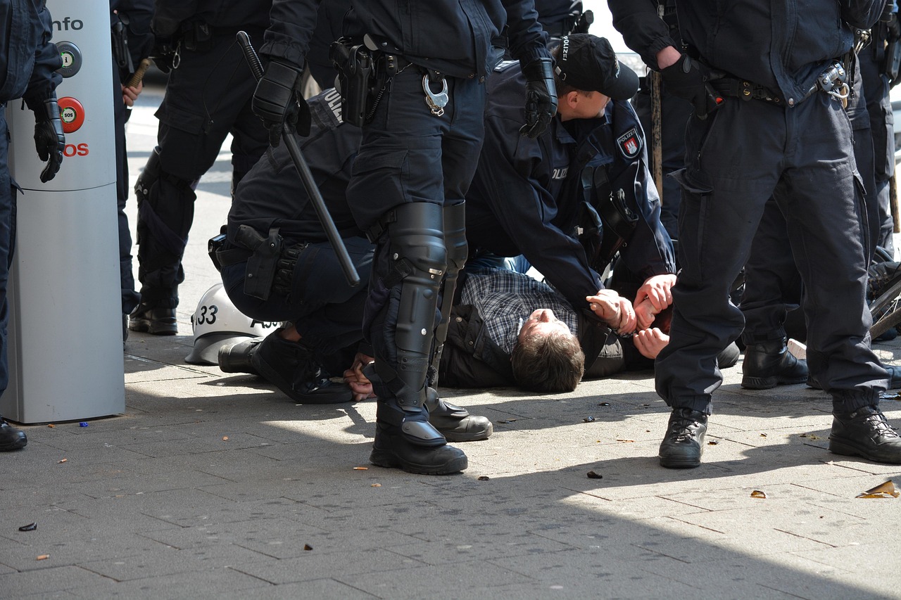 佐治亚州警方称，一棵树倒在车上，“心爱的”县工作人员死亡“我的超人”