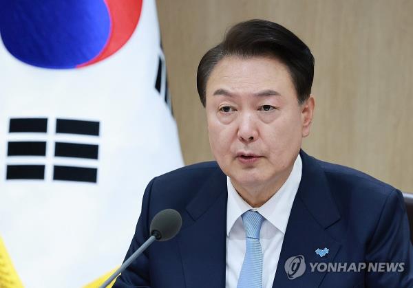 President Yoon Suk Yeol wears a forget-me-not pin on his lapel during a Cabinet meeting at the presidential office in Seoul on March 26, 2024. (Yonhap)