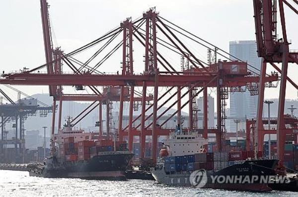 This file photo shows a port in South Korea's southeastern city of Busan on Feb. 13, 2024. (Yonhap)