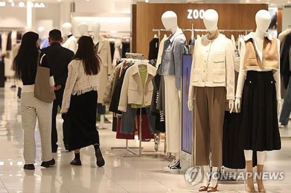 This file photo shows customers shopping at a mall in Seoul on Oct. 19, 2023. (Yonhap) 