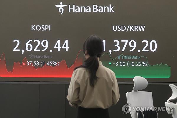 This photo taken April 22, 2024, shows the dealing room at a Hana Bank branch in central Seoul. (Yonhap) 