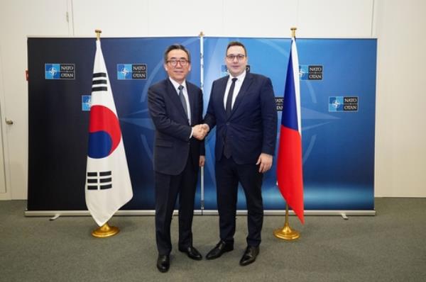Foreign Minister Cho Tae-yul (L) shakes hands with his Czech counterpart, Jan Lipavsky, in this photo provided by the foreign ministry on April 5, 2024. (PHOTO NOT FOR SALE) (Yonhap)
